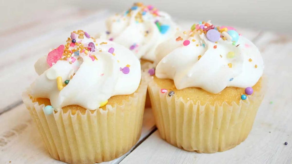 cupcakes de vainilla con buttercream receta fácil y esponjosa